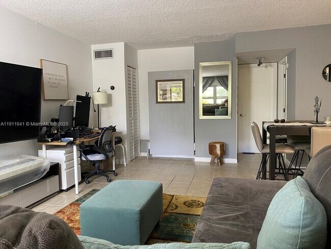 Building Photo - 1425 Arthur St