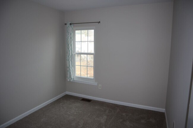Building Photo - Charming Townhome Nestled in a Private Cul...