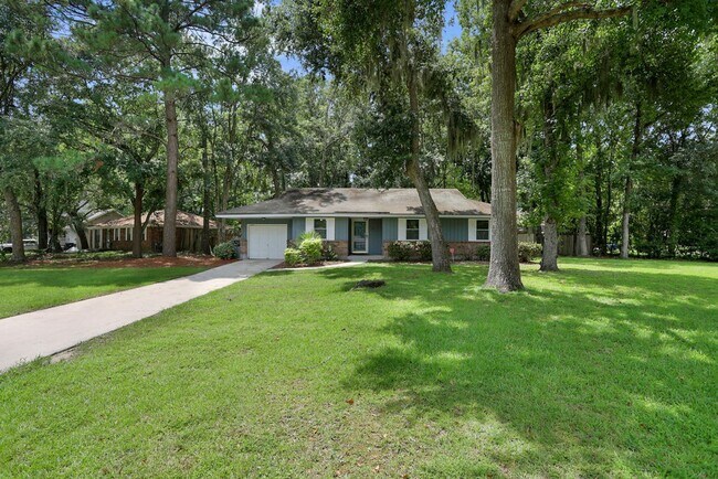 Building Photo - Adorable 3/2 on large corner lot