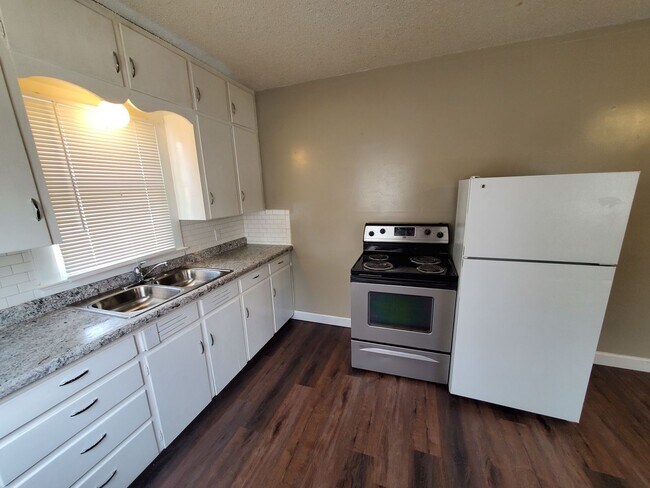Building Photo - Remodeled 2 Bd with huge kitchen, dining room and living room