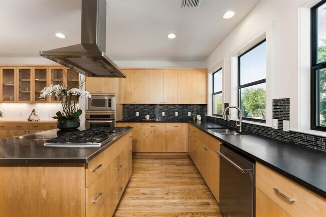 Building Photo - 4 Exposition Blvd