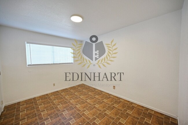 Building Photo - 2303 S Poppy Ave