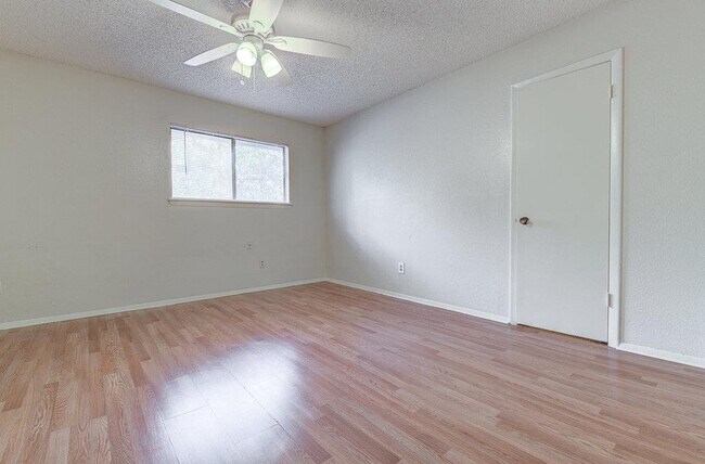 Building Photo - 300 Villa Oaks Cir