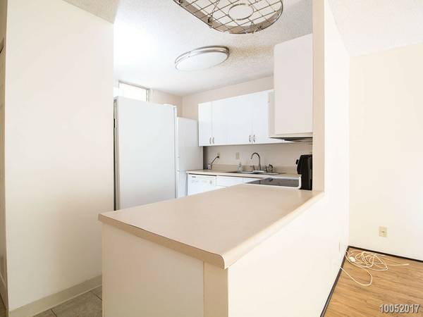 Building Photo - 2BR 1BA w/2 PARKING Spacious Condo Conveni...