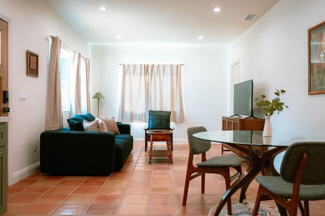 Building Photo - Contemporary New home in Monrovia