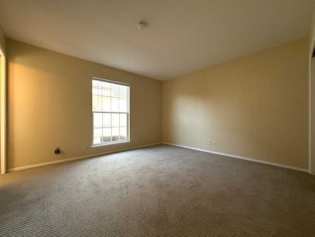 Building Photo - Spacious & Bright 3-Bedroom Condo in Menlo...