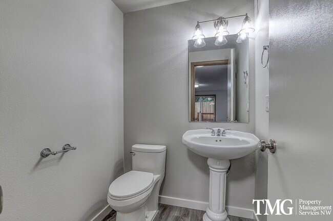 Building Photo - Spacious 4 Bedroom/2.5 Bath Hazell Dell Home!