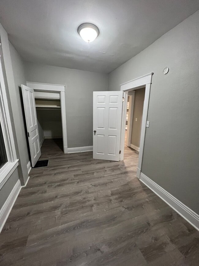 Building Photo - Huge 5 Bedroom House!  With garage!!!  Fre...