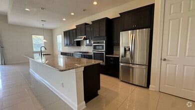 Building Photo - Beautiful 4B/3B with Bonus Office Space Fo...