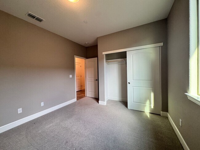 Building Photo - 5 YEARS NEW,  FORMER MODEL HOME BUILT BY LENNAR HOMES, 4 BED, 2.5 BATH, 2 CAR GARAGE