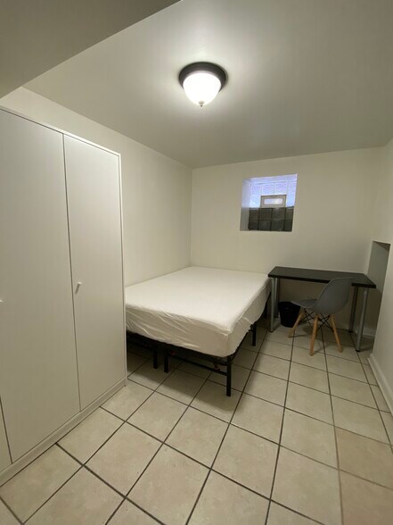 Building Photo - 260 W 24th Pl