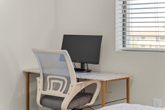 Building Photo - 711 W Broadway Rd