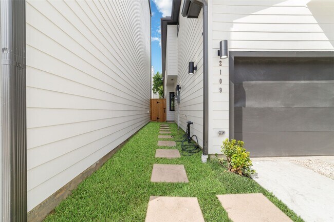 Building Photo - 2109 Holman St