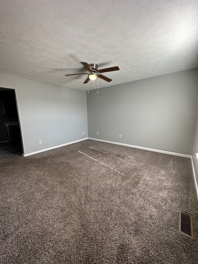 Building Photo - 1058 Bush Ave