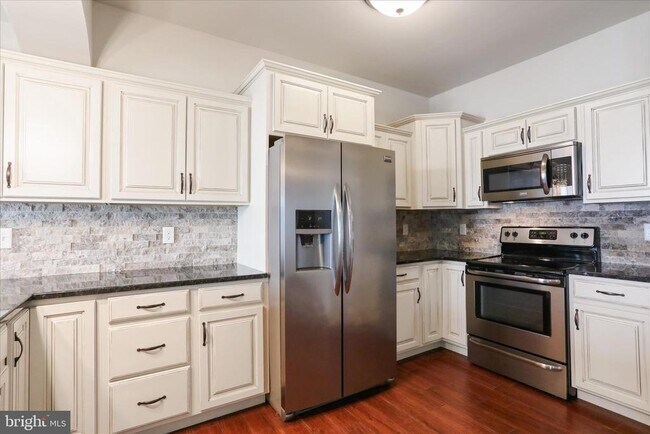 Building Photo - 20 Delano Dr