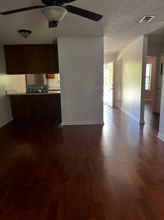 Building Photo - 2 Bedroom 1 Bath Duplex