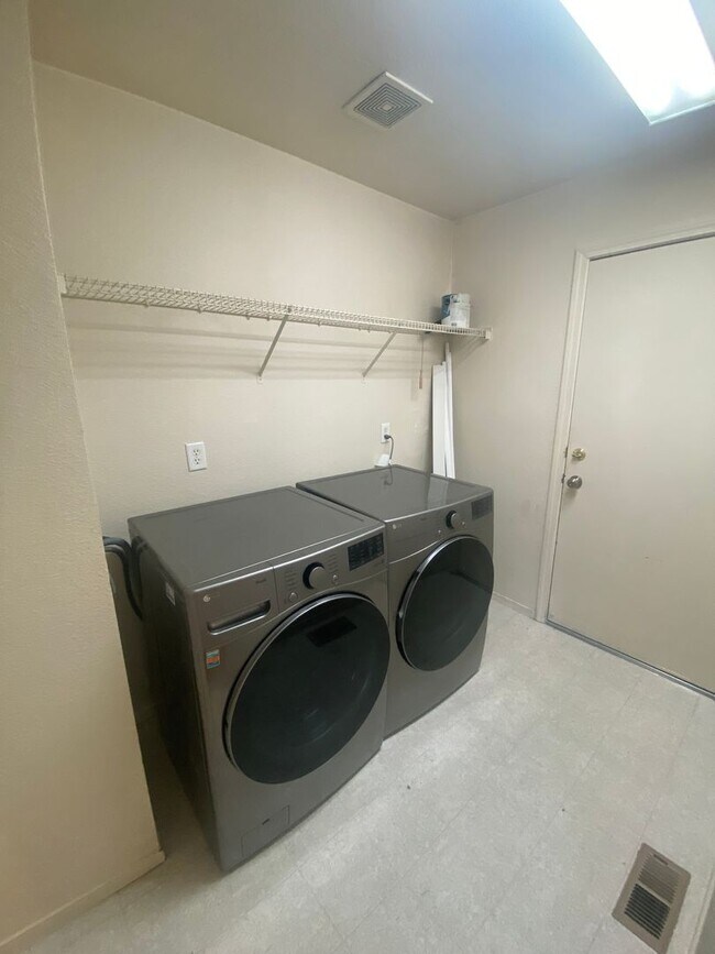 Building Photo - 9438 Canyon Meadows Dr