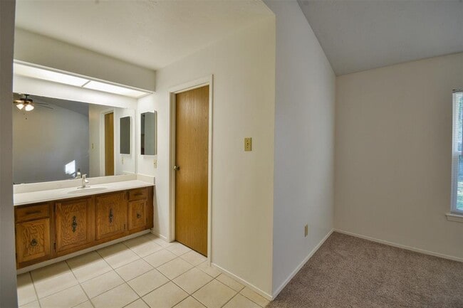 Building Photo - 3210 River Valley Dr