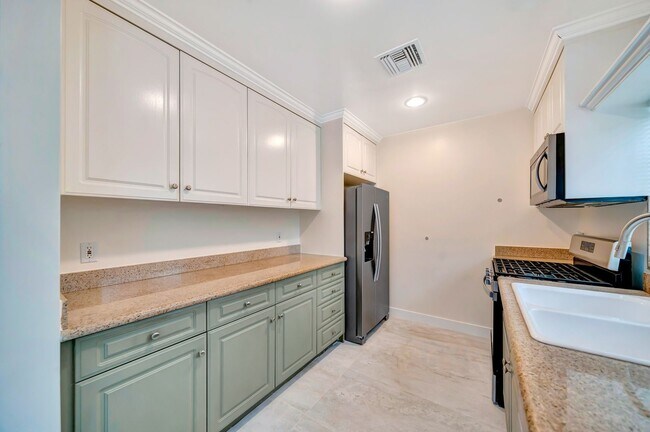 Building Photo - 10951 Whitegate Ave