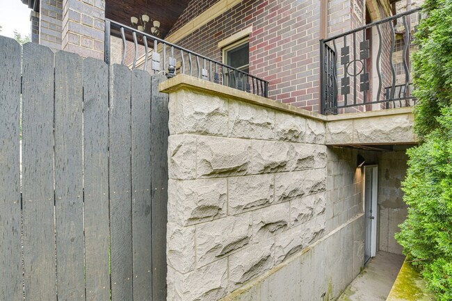 Building Photo - 3975 S Ellis Ave