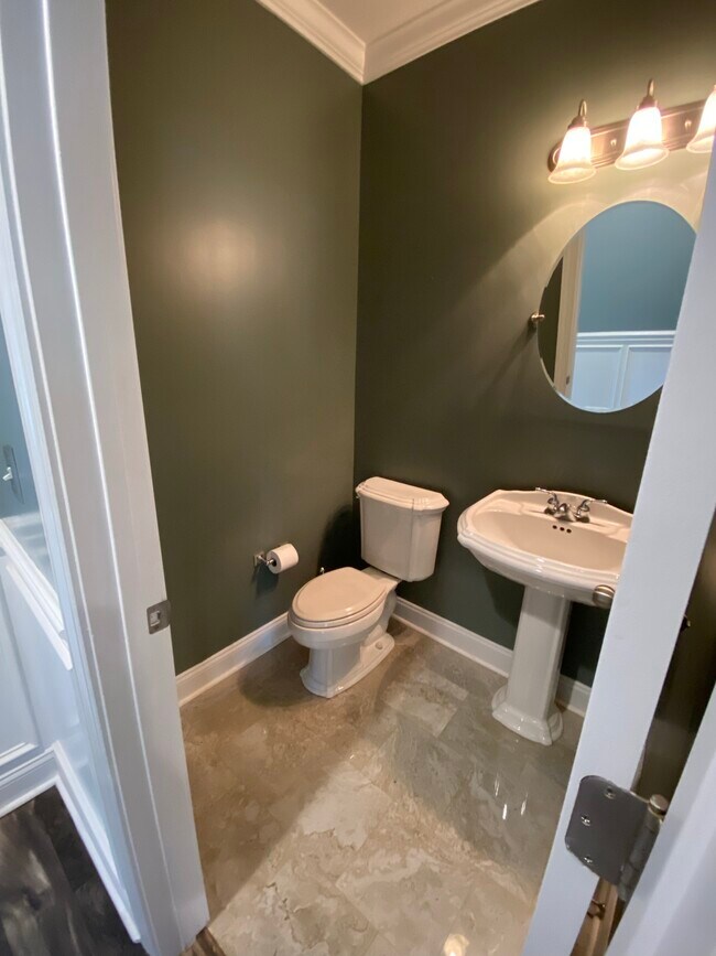 Building Photo - 128 Mosswood Dr