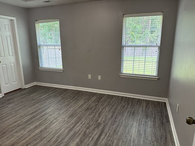 Building Photo - 641 Laurel Hill Cir