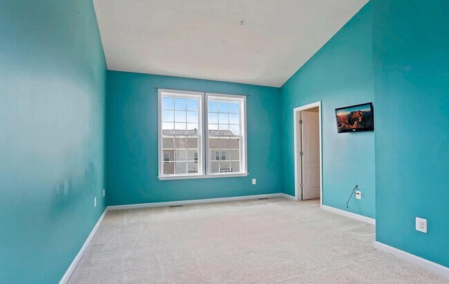 Building Photo - 3 Level END UNIT townhouse in Market Squar...