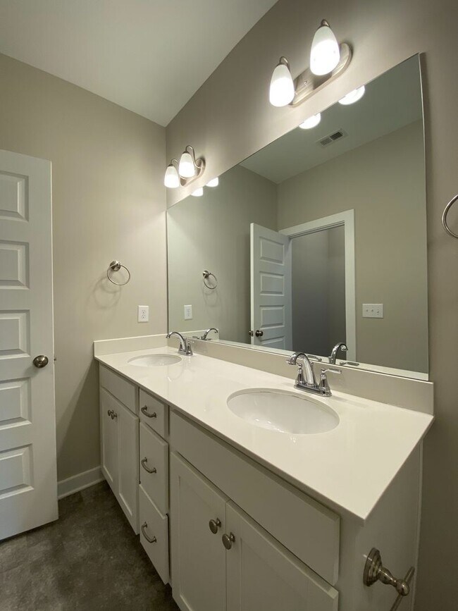 Building Photo - 65 Red Oak Ct