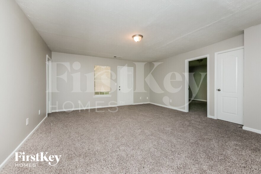 Building Photo - 10668 Daisy Cove