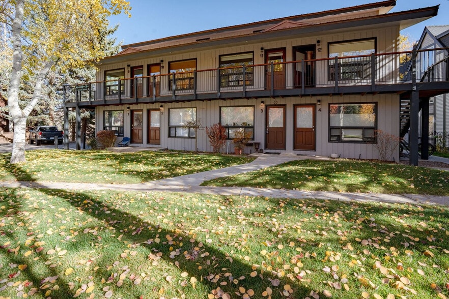 Building Photo - 900 E Hopkins Ave