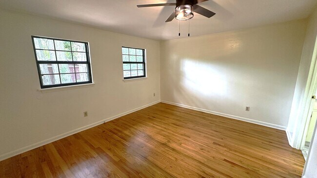 Building Photo - MIDTOWN 3/2 w/ Beautiful Wood Floors, Newer Paint, Inside Utility Area, & More! $1695/month Avail...