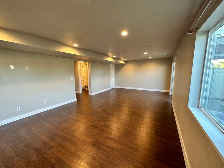 Building Photo - 989 S 2040 W