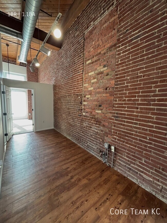 Building Photo - 202 W 5th St