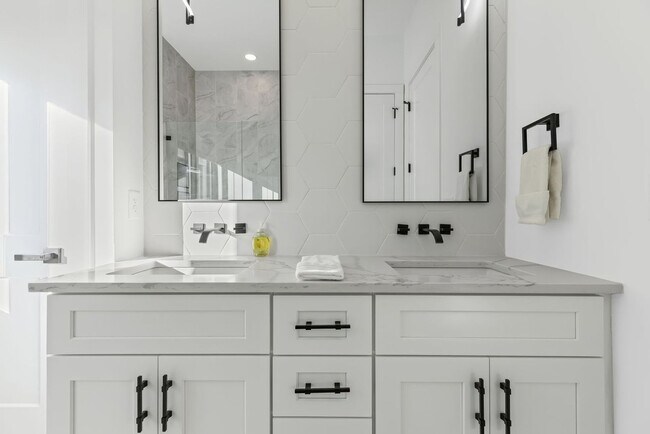 Building Photo - 554 Rosedale Ave