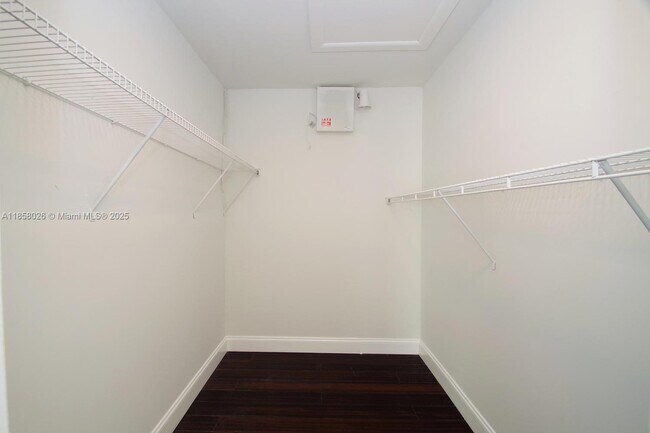 Building Photo - 3010 Willow Ln