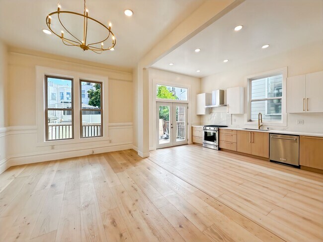 Building Photo - Top-Floor, Remodeled 5BR/2.5BA Victorian Flat, Pet Friendly, Steps from Alamo Square