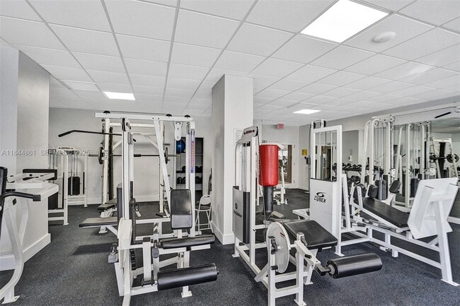 Building Photo - 3140 S Ocean Dr