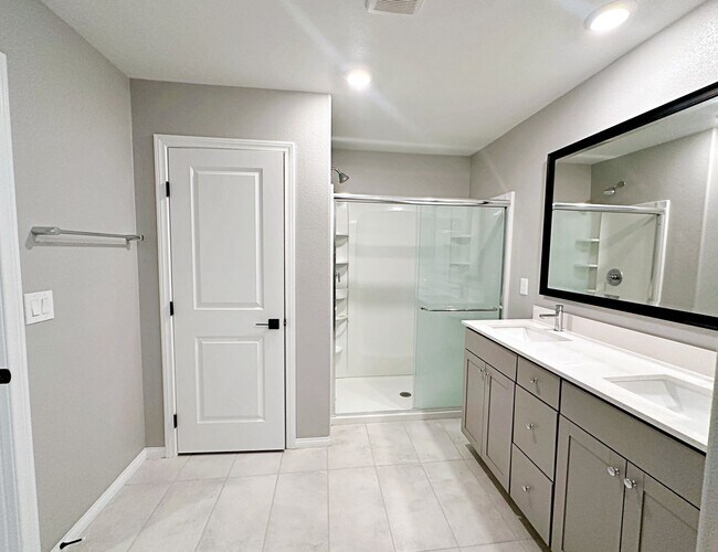 Building Photo - 4 BEDROOM + LOFT HOME IN GATED COMMUNITY