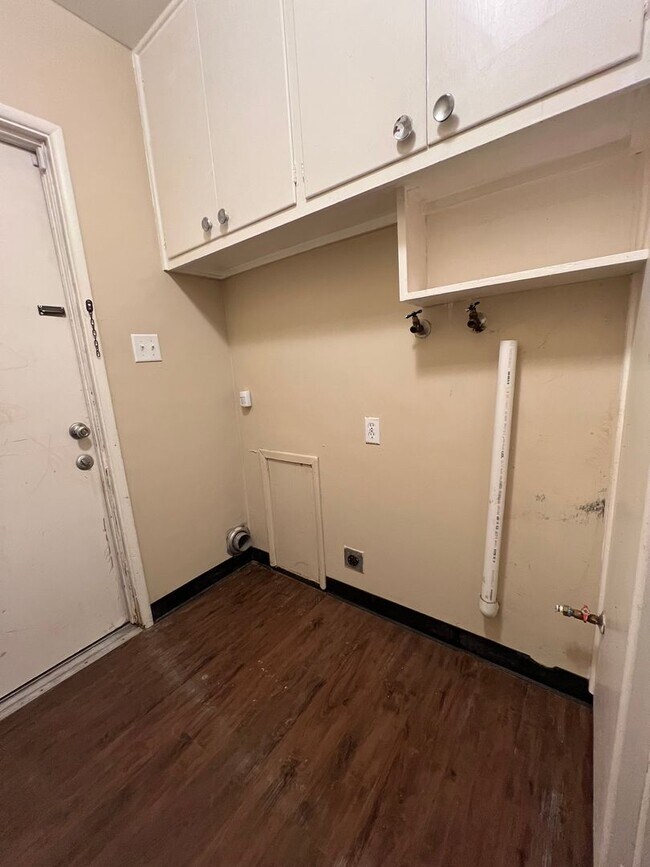 Building Photo - 2923 Peerless Ave