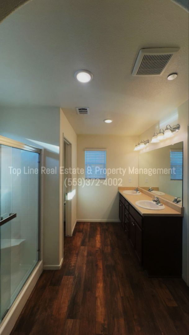 Building Photo - Newer home in desirable part of Visalia!!