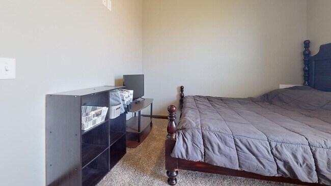 Building Photo - 373 NE Sanders Dr