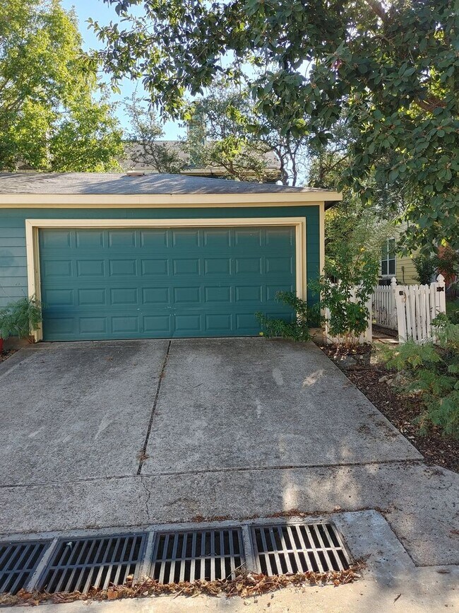 Building Photo - Beautiful 3 Bedroom / 2.5 Bath Townhome in Kyle