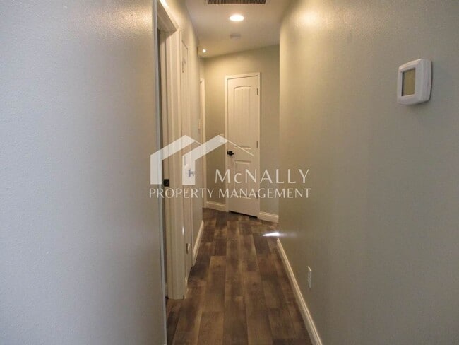 Building Photo - Beautiful 3 Bedroom, 1.75 Bathroom Welling...