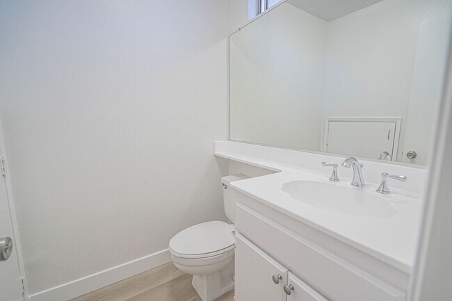 Building Photo - 2-Bedroom Townhouse with Community Pool & ...