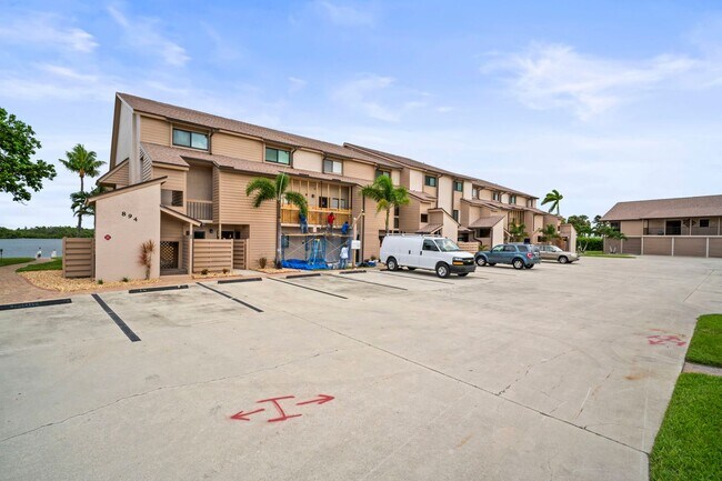 Building Photo - Stunning 2-bedroom, 2-bathroom condo with ...