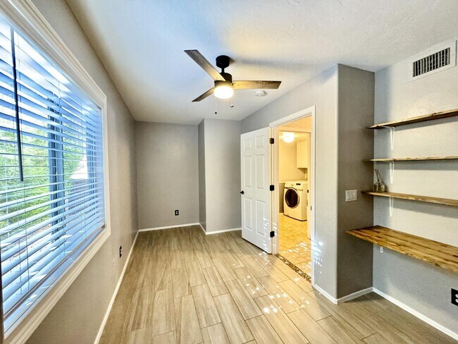 Building Photo - 12768 N Lantern Way