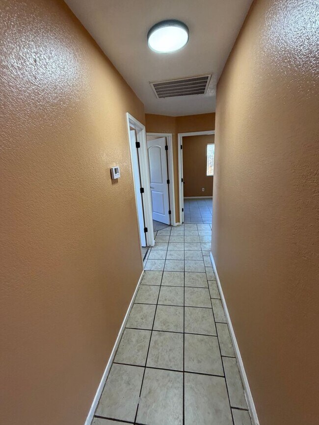 Building Photo - Available Now! Move-In Ready