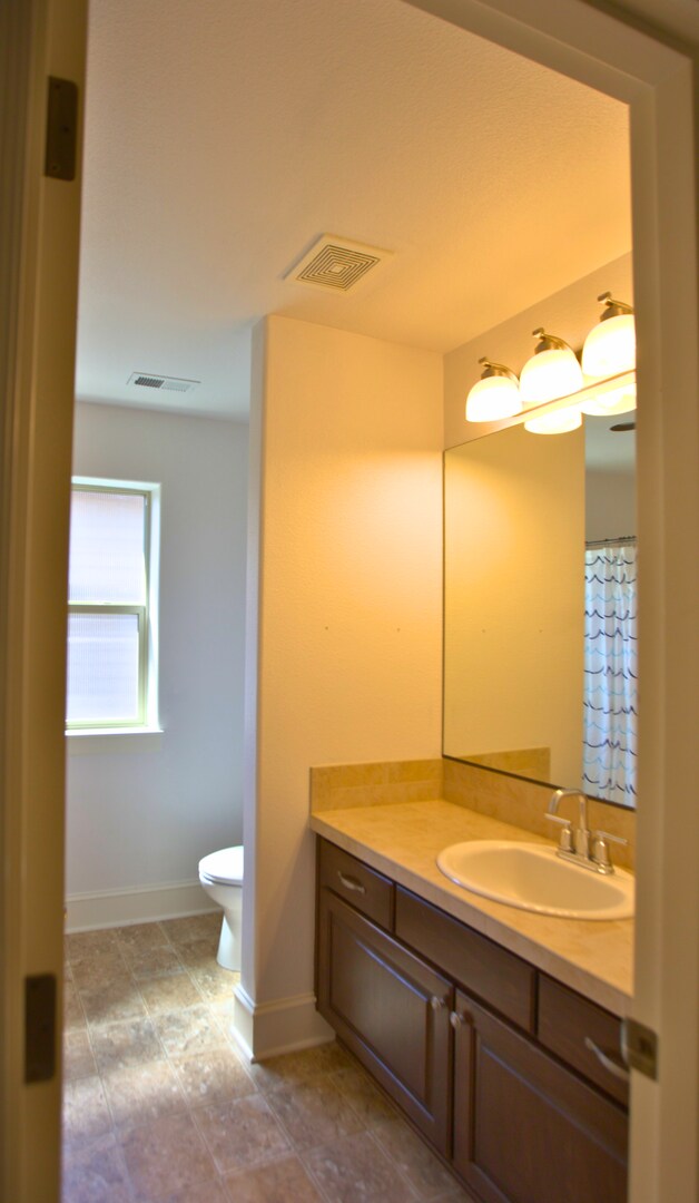 Building Photo - King City 3 Bedroom Plus Den available now !