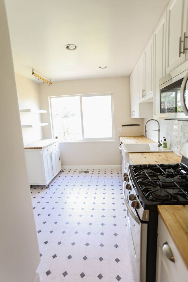 Building Photo - NEWLY LISTED $2,600 PER MONTH - GORGEOUS 3...