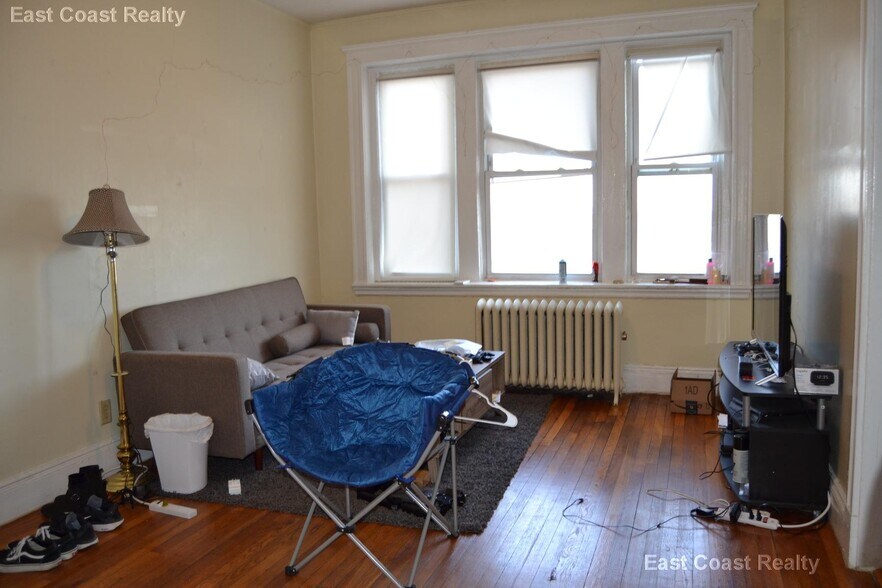 Building Photo - 220 Kelton St